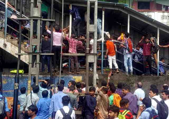 मुंबई रेलवे ब्रिज पर भगदड़, 22 की मौत। रेल मंत्रालय सवालों के घेरे में।